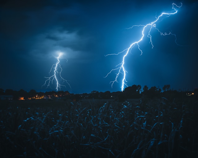 how to photograph lightning