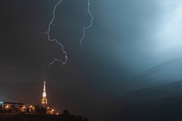 how to photograph lightning